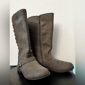 Kid boot size 5, gray.